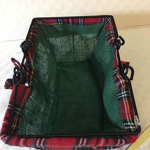 Christmas NWT  Green & Red Basket - Picture 6 of 7